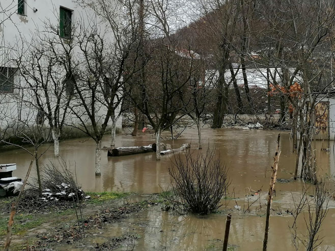 Poplave u Grabovcu (foto: Radio Kontakt Plus) - 