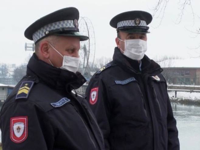 Prijedor - policajci koji su spasili ženu - Foto: RTRS