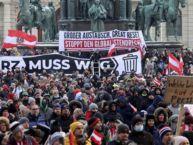 Veliki protest protiv zaključavanja u Beču (Foto: https://rs.sputniknews.com/) - 