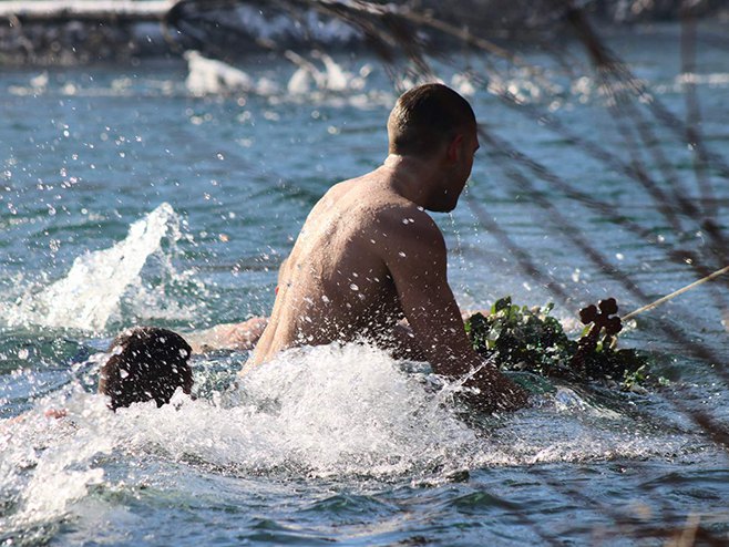 Plivanje za Časni krst - Foto: RTRS