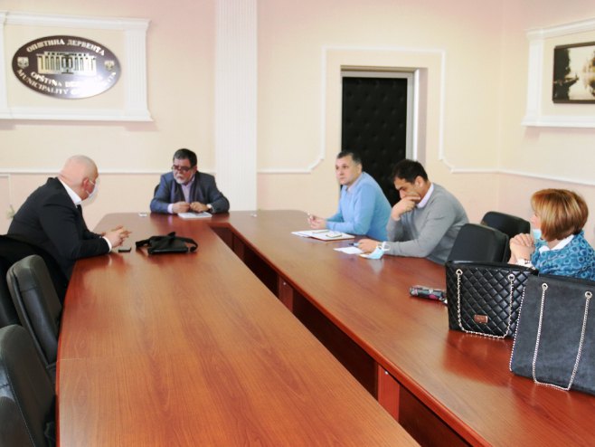Sastanak sa direktorima škola u Derventi - Foto: SRNA