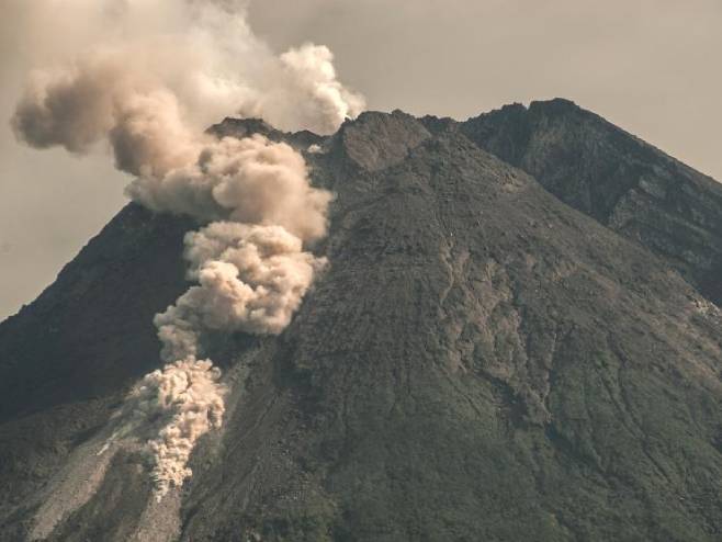 Erupcija vulkana u Indoneziji - Foto: Twitter