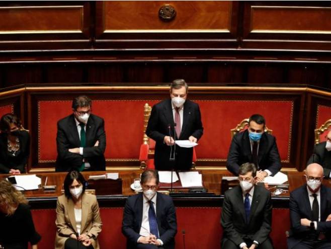 Mario Dragi (u sredini) u Parlamentu Italije - Foto: AFP