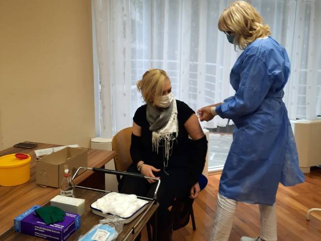 U trebinjskoj bolnici počela je vakcinacija medicinskog osoblja - Foto: SRNA
