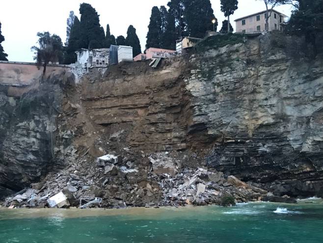 Groblje u Italiji otklizalo u more (Foto: Regione Liguria/Twitter) - 