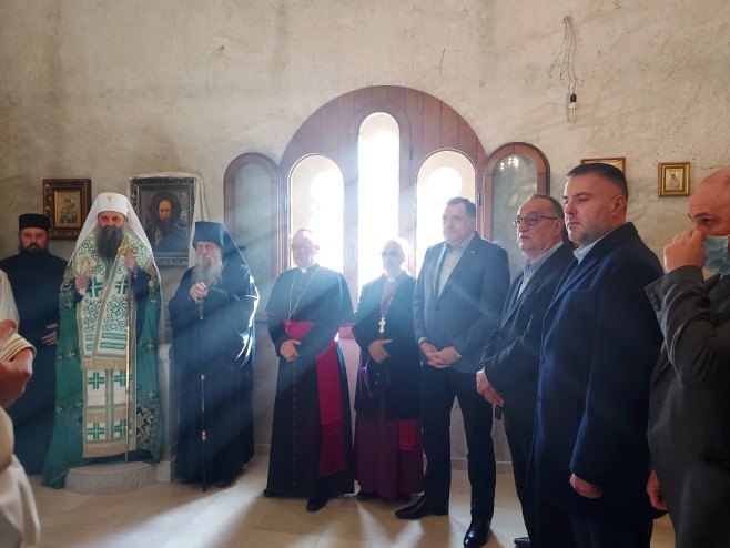 Dodik sa patrijarhom Porfirijem u Manastiru Јasenovac - Foto: RTRS