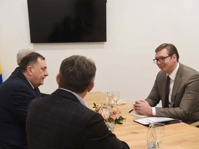 Vučić sa članovima Predsjedništva BiH (Foto: Instagram/
buducnostsrbijeav) - 