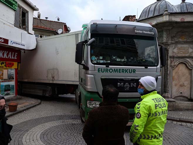 Zaglavio se kamion u ulicama Istanbula (foto: ntv.com.tr) - 