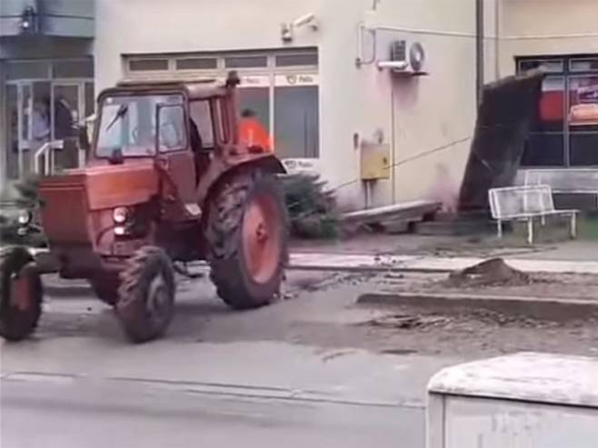 Traktorom srušili spomenik: "Evo vam četnici" - Foto: nezavisne novine