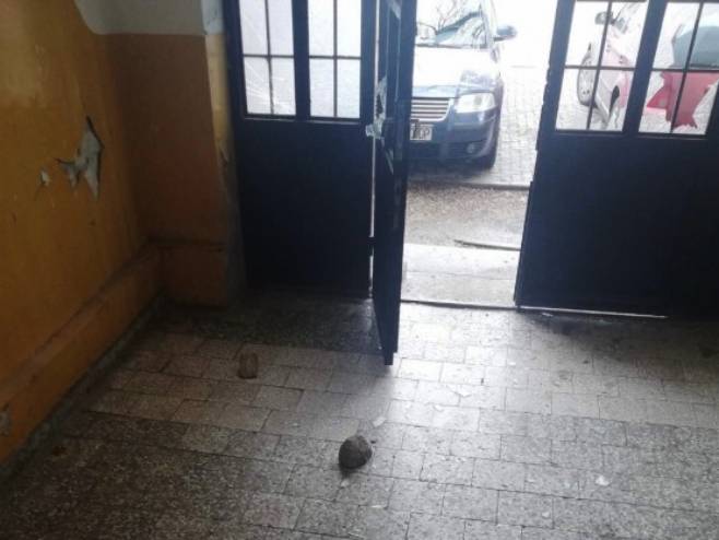 Polomljena stakla na ulaznim vratima škole u Obiliću - Foto: RTS