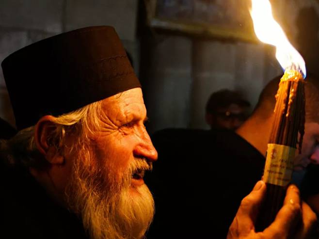 Blagodatni oganj sišao u Hristov grob u Јerusalimu (Foto:  Sputnik / Vladimir Astapkovič) - 
