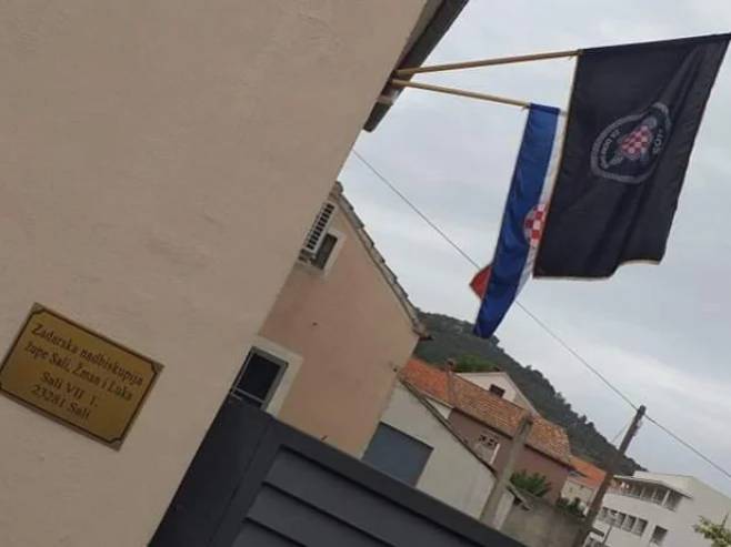 Zastava HOS na zgradi Župe Sali (Foto: zadarski.slobodnadalmacija.hr) - 