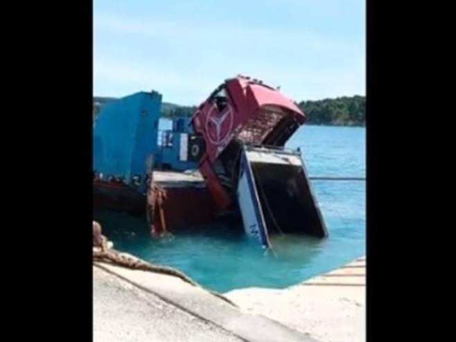 Kamion pao u more na otoku Hvaru (Foto: DALMACIJA DANAS/YOUTUBE) - 