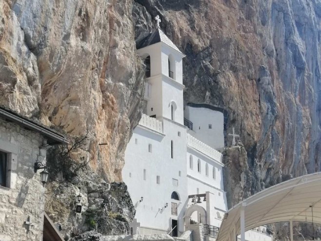 Veliki broj vjernika pristiže u manastir Ostrog