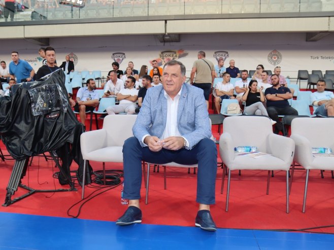 Milorad Dodik na Internacionalnom košarkaškom turniru (Foto: ZIPAPHOTO/Borislav Zdrinja) - 