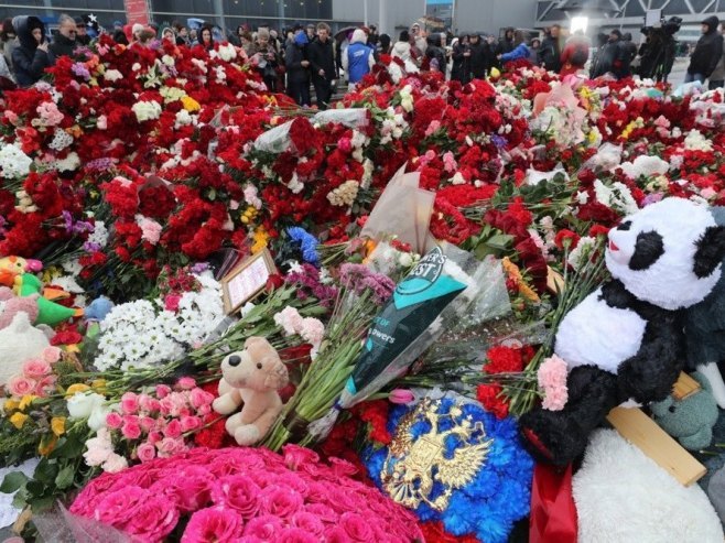 Cvijeće ispred dvorane u kojoj se desio teroristički napad (Foto: EPA-EFE/MAXIM SHIPENKOV) - 