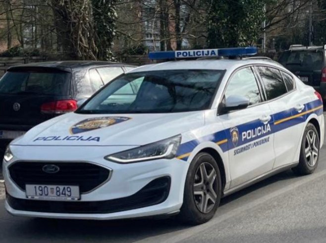 Zagreb: Policajac prošao kroz crveno svjetlo i udario u automobil