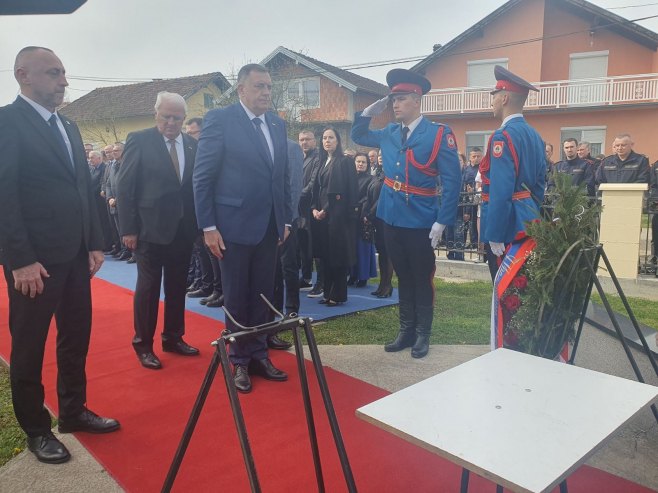 Dodik položio cvijeće u Sijekovcu - Foto: RTRS