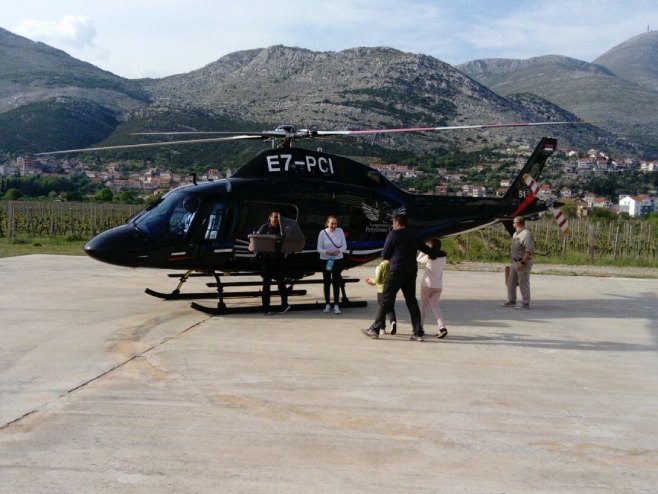 Transport pacijenta helikopkerskim servisom - Foto: RTRS