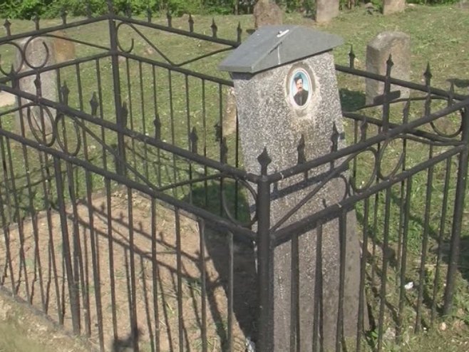 Oskrnavljeno srpsko groblje u Studencu - Foto: RTRS