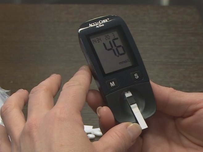 Dijabetes - mjerenje šećera - Foto: RTRS