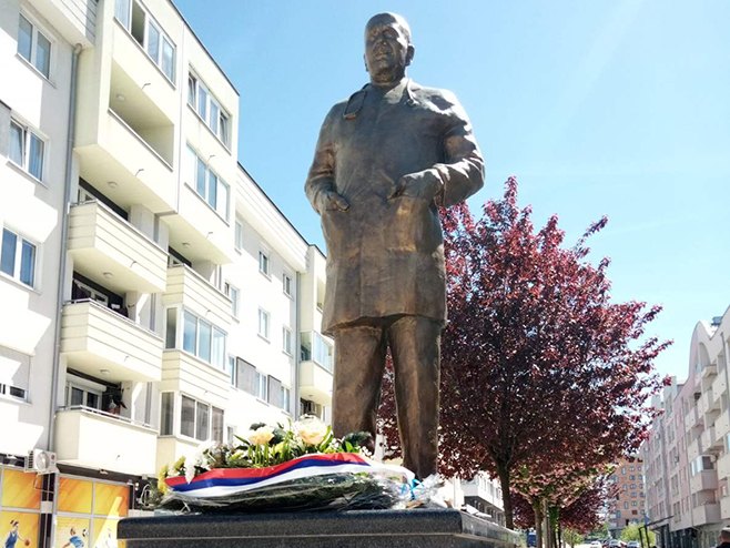 Spomenik doktoru Miodragu Laziću - Foto: SRNA
