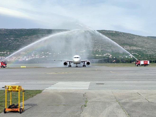 Avion iz Beograda stigao u Mostar - Foto: RTRS