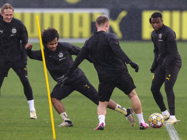 Igrači Dortmunda (Foto: EPA-EFE/CHRISTOPHER NEUNDORF) - 