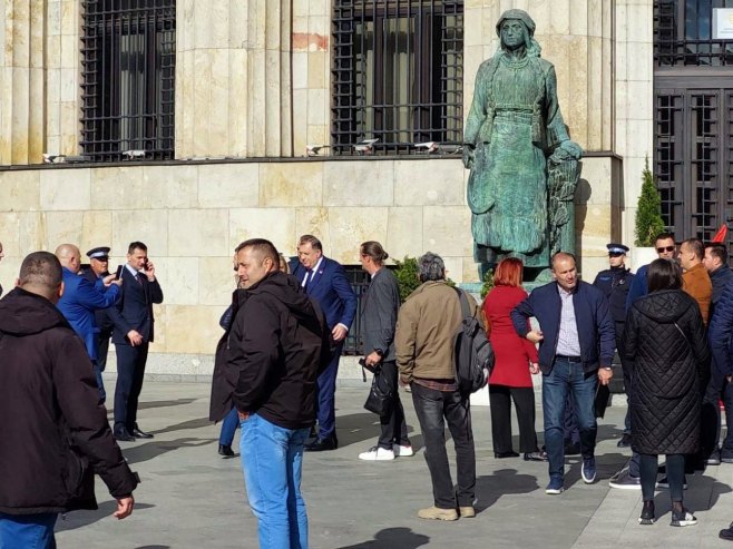 Dodik sa građanima ispred Palate Republike uoči mitinga "Srpska te zove" (FOTO/VIDEO)