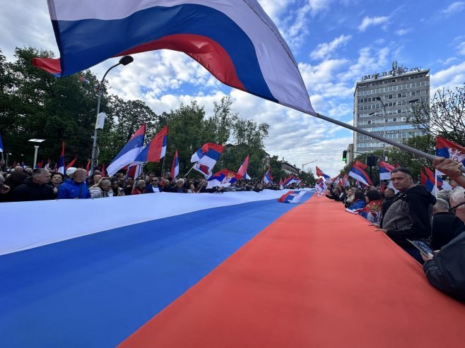 Na mitingu "Srpska te zove" razvijena zastava duga 500 metara (FOTO/VIDEO)