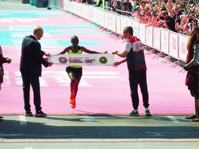 Pobjednik kenijski atletičar (foto: TANJUG/ VLADIMIR ŠPORČIĆ/ bs) - 