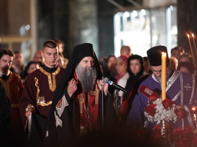 Patrijarh služio bogosluženje: Plaštanica iznijeta iz hramova u Beogradu i Kosovskoj Mitrovici