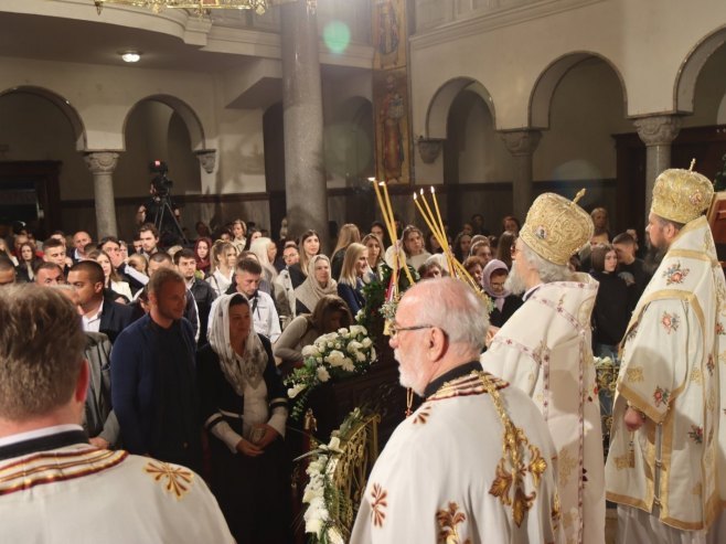 Vladika Јefrem služi vaskršnju liturgiju u Hramu Hrista Spasitelja - Foto: ZIPAPHOTO/Borislav Zdrinja