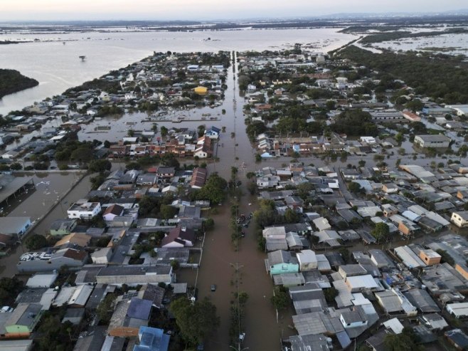 Poplave u Brazilu (foto: EPA-EFE/Isaac Fontana) - 