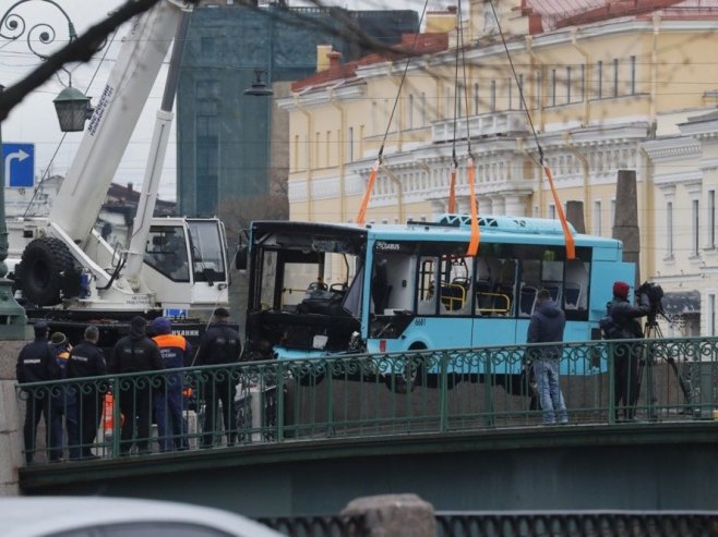 Sankt Peterburg: Sedmoro poginulih prilikom pada autobusa u rijeku (FOTO/VIDEO)