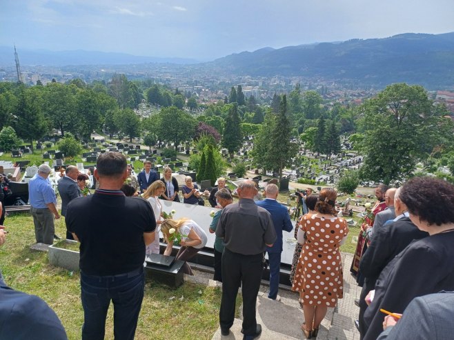 Banjaluka: Parastos i polaganje cvijeća na spomenik 12 beba na Novom groblju (FOTO)