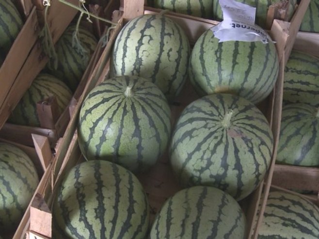Slatke semberske lubenice preplavile pijace i markete (VIDEO) Slatke semberske lubenice preplavile pijace i markete (VIDEO)