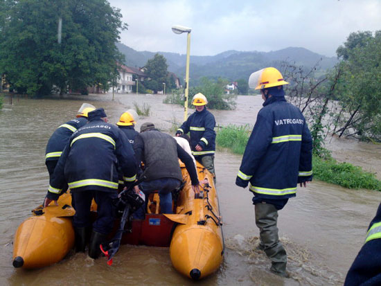 Vatrogasci pomažu lokalnom stanovništvu...