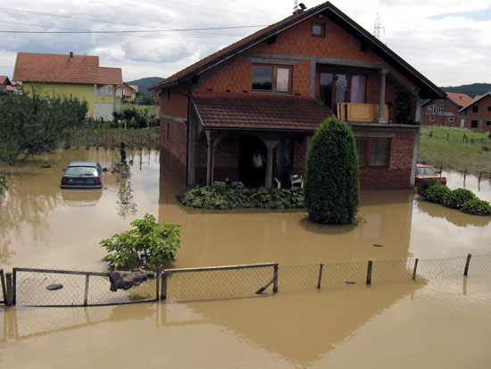 Automobili i kuća i dalje pod vodom...