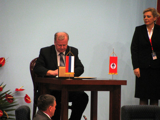 Potpredsjednik RS Enes Suljkanović potpisuje zakletvu u Narodnoj skupštini RS