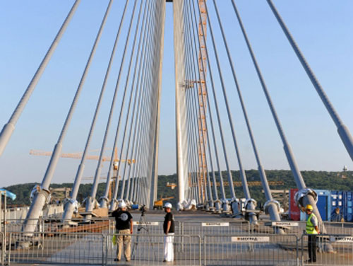 Most preko Save kod Ade Ciganlije, koji urbanističkim, saobraćajnim, ekološkim i estetskim kvalitetima predstavlja najnovija dostignuća u oblasti mostogradnje, spojio je čukaričku i novobeogradsku obalu rijeke.