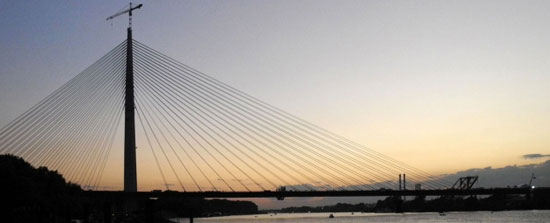 Most preko Save kod Ade Ciganlije, koji urbanističkim, saobraćajnim, ekološkim i estetskim kvalitetima predstavlja najnovija dostignuća u oblasti mostogradnje, spojio je čukaričku i novobeogradsku obalu rijeke