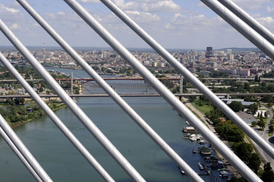 Most preko Save kod Ade Ciganlije, koji urbanističkim, saobraćajnim, ekološkim i estetskim kvalitetima predstavlja najnovija dostignuća u oblasti mostogradnje, spojio je čukaričku i novobeogradsku obalu rijeke.