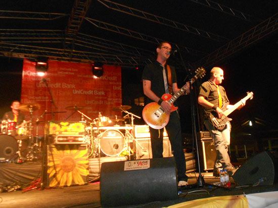 Apsolutna muzička atrakcija, grupa ALEXANDRIA nastupila je kao predgrupa popularnom bendu “Van Gog” u Mostaru. 