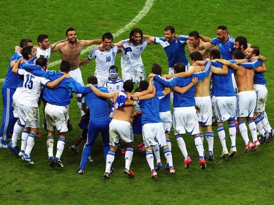 Fudbaleri Grčke priredili su najveće iznenađenje na EURO2012 pošto su u trećem kolu grupe A porazili Rusiju sa 1:0, golom junaka Karagunisa i tom pobjedom se plasirali u četvrtfinale