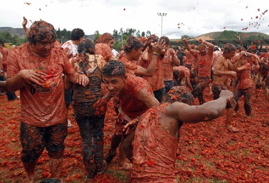 Gađanje paradajzom na šestom festivalu Tomatina u Kolumbiji...