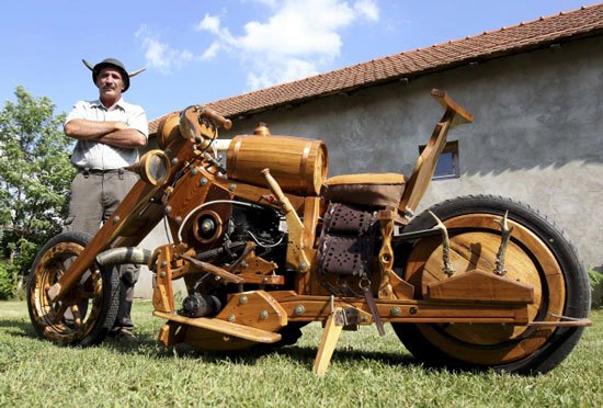 Ištvan Puškaš, 52-godišnji vozač traktora iz Mađarske napravio je čoper od ogrevnog drveta. Ištvan je napravio svoj motor za dvije godine...