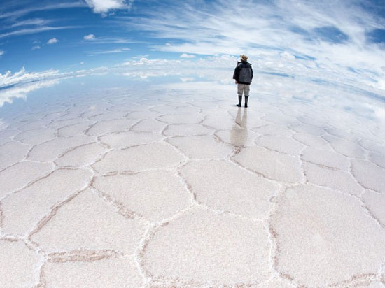 Turista uživa u slanim poljima Bolivije