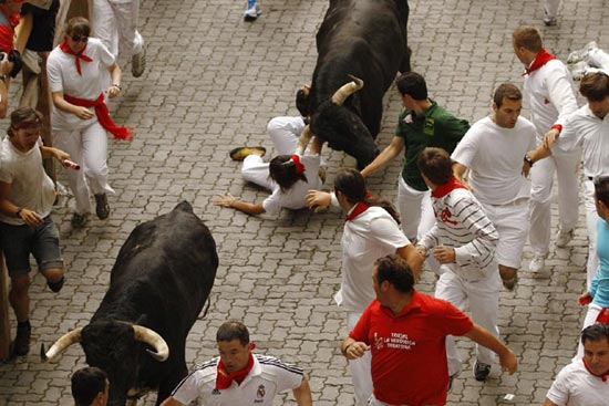 Trčanje sa bikovima po ulicama Pamplone tokom festivala San Fermin