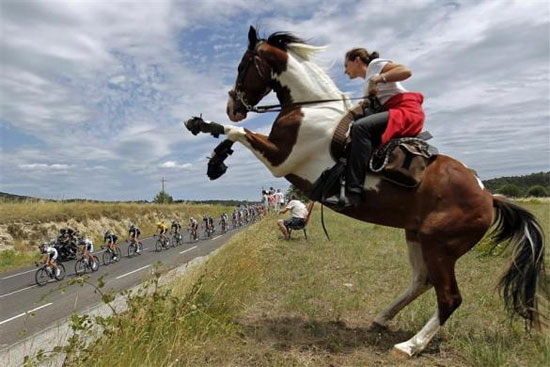 Učesnici biciklističke trke "Tour de France" dobili su novu publiku!